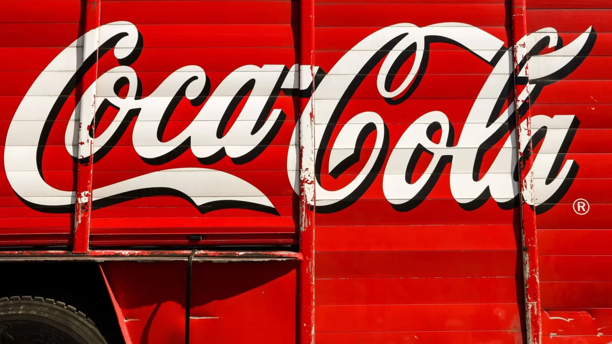 Akcie Coca-Coly oslabují po výhledu mírného růstu a obavách o poptávku