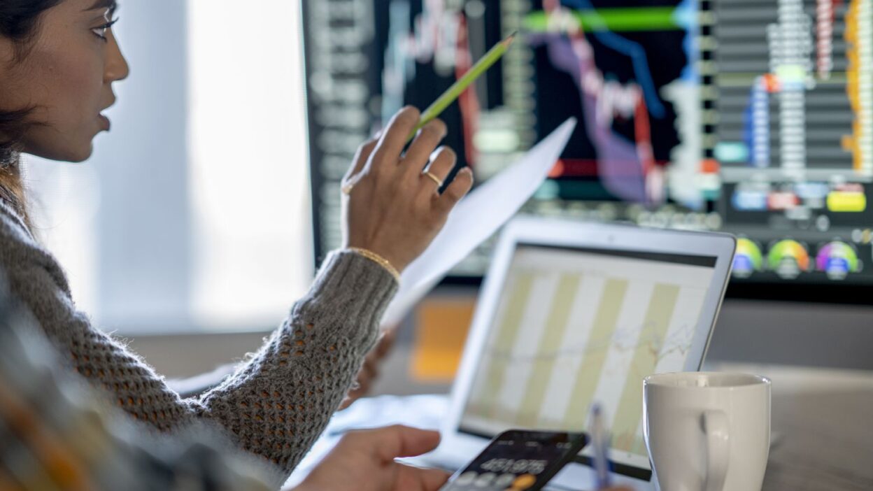 Goldman Sachs radí investorům využít pokles akcií k nákupům